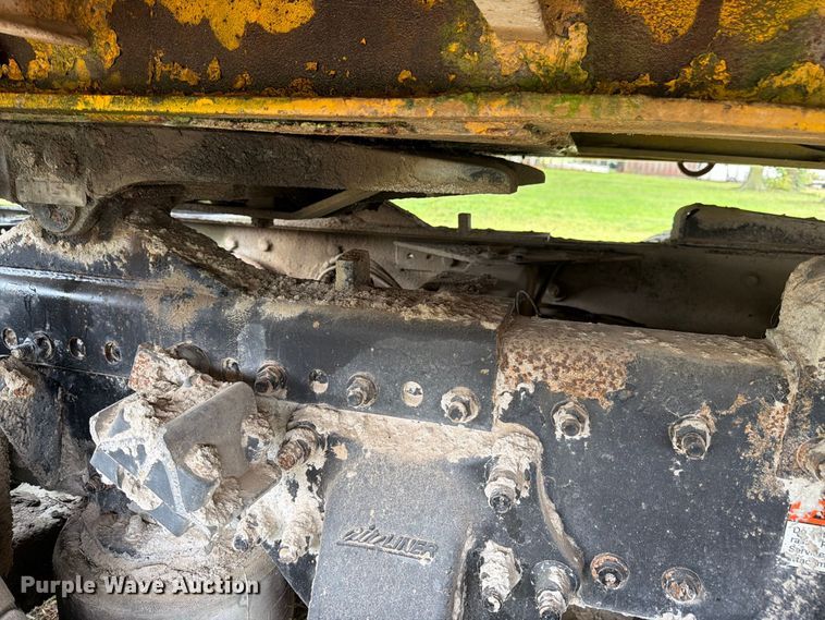 image for item DT3012 2003 Freightliner Columbia semi truck