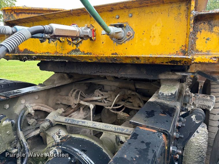 image for item DT3012 2003 Freightliner Columbia semi truck