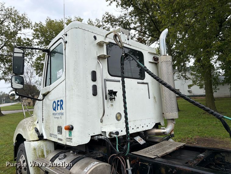 image for item DT3012 2003 Freightliner Columbia semi truck