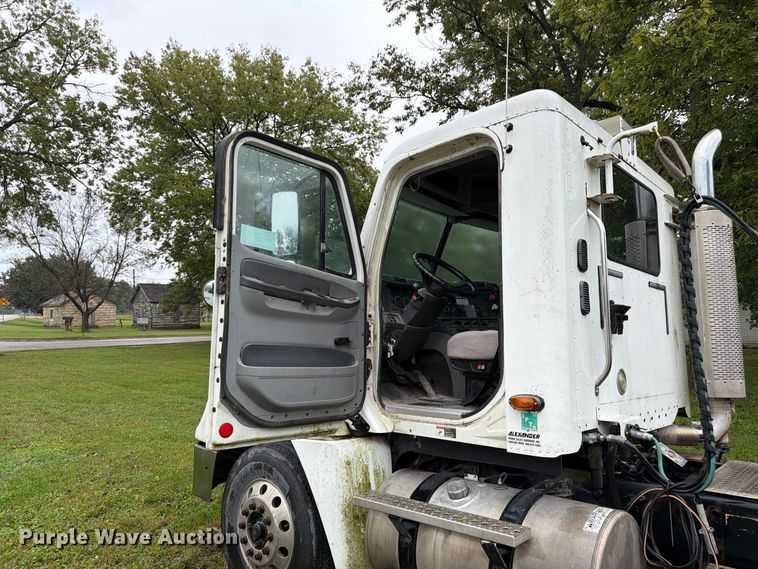 image for item DT3012 2003 Freightliner Columbia semi truck