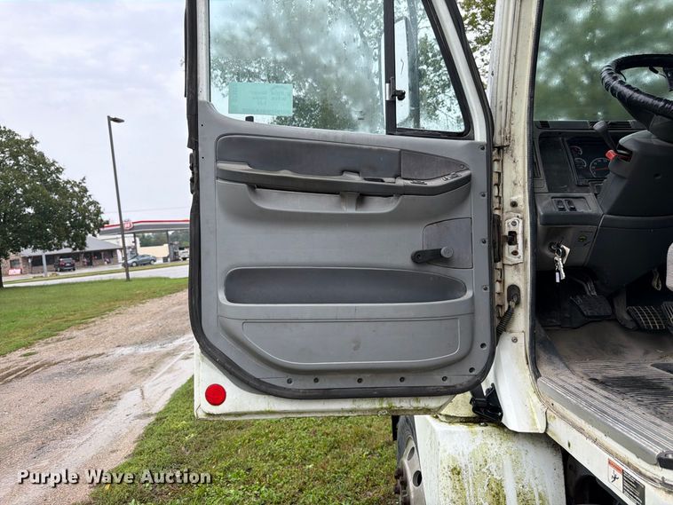 image for item DT3012 2003 Freightliner Columbia semi truck