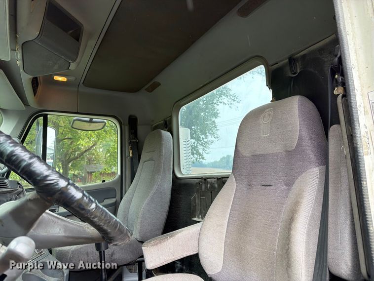 image for item DT3012 2003 Freightliner Columbia semi truck