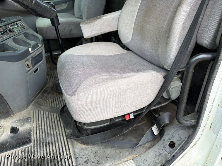 image for item DT3012 2003 Freightliner Columbia semi truck