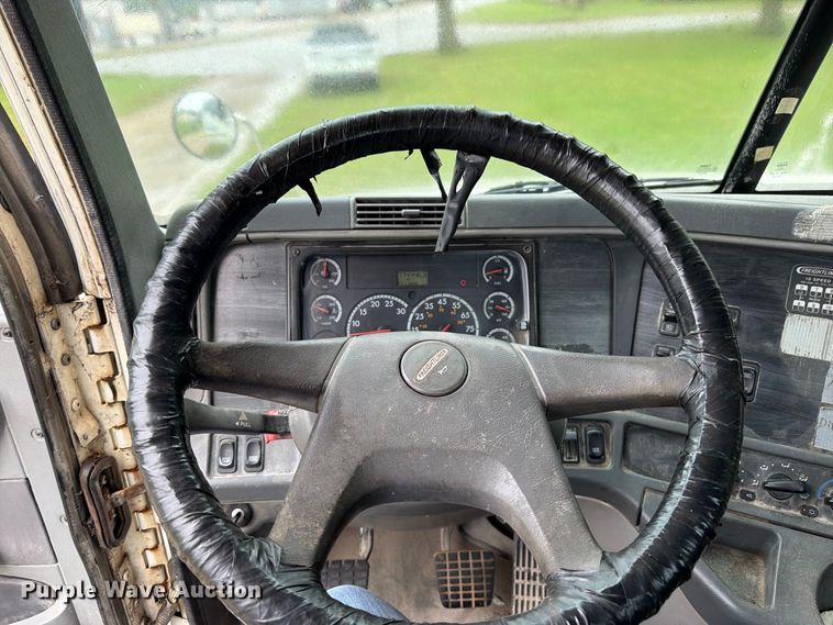 image for item DT3012 2003 Freightliner Columbia semi truck