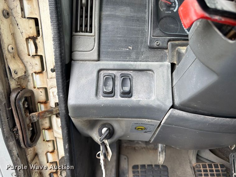 image for item DT3012 2003 Freightliner Columbia semi truck