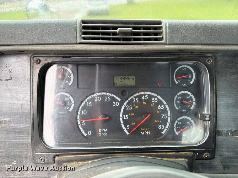 image for item DT3012 2003 Freightliner Columbia semi truck
