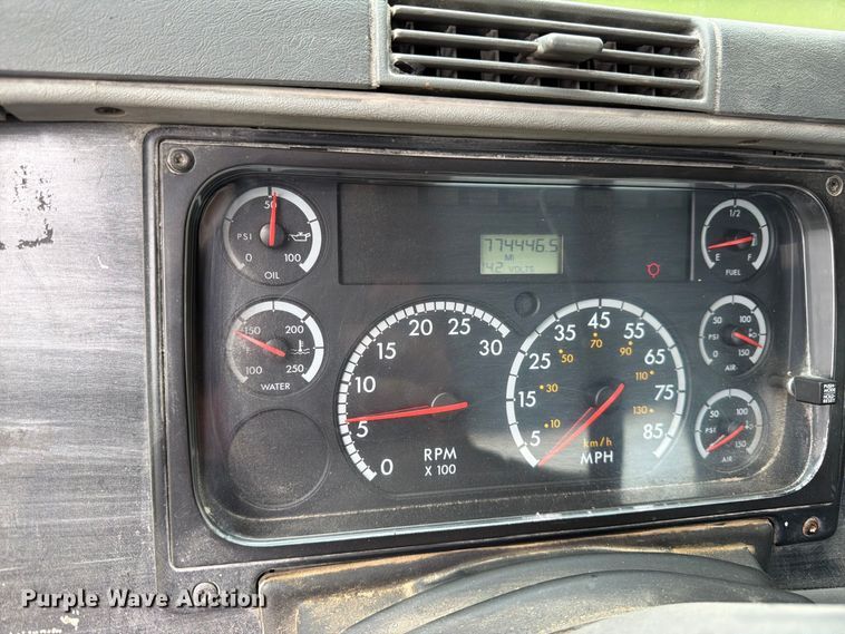 image for item DT3012 2003 Freightliner Columbia semi truck