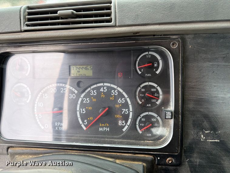 image for item DT3012 2003 Freightliner Columbia semi truck