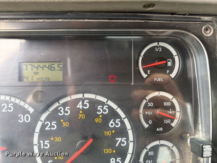 image for item DT3012 2003 Freightliner Columbia semi truck