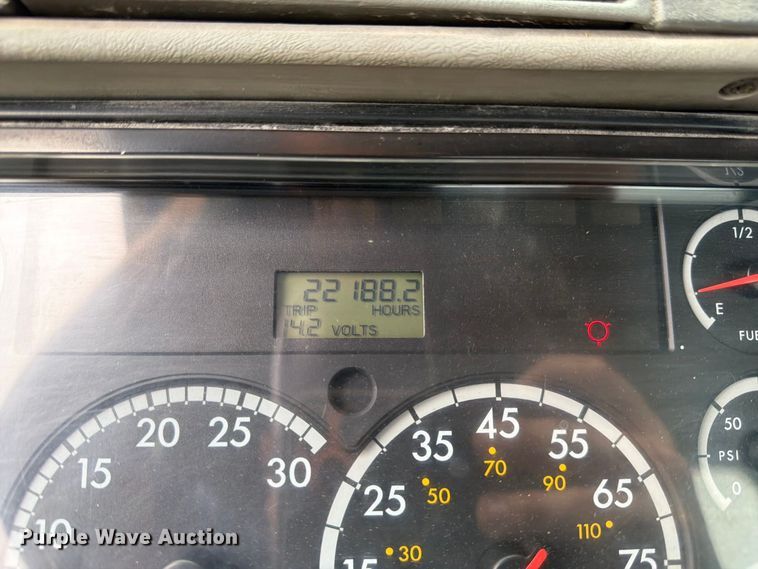 image for item DT3012 2003 Freightliner Columbia semi truck