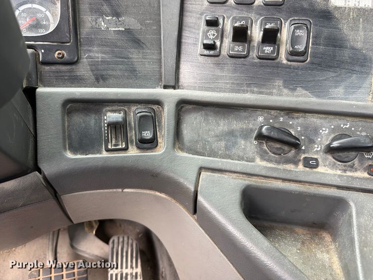 image for item DT3012 2003 Freightliner Columbia semi truck