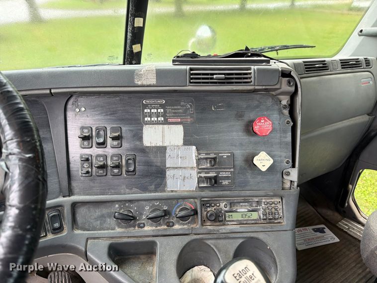 image for item DT3012 2003 Freightliner Columbia semi truck