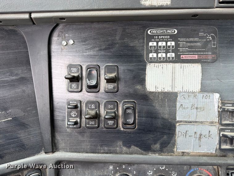 image for item DT3012 2003 Freightliner Columbia semi truck