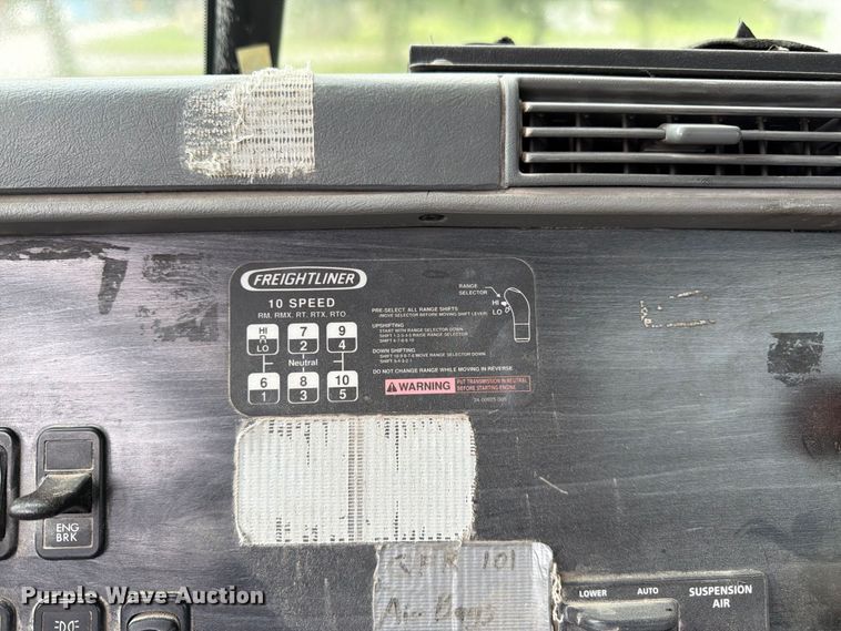image for item DT3012 2003 Freightliner Columbia semi truck