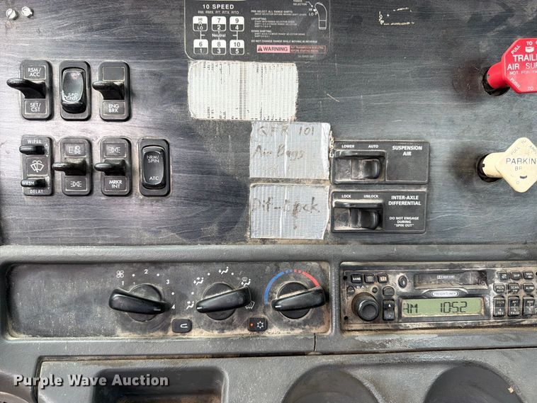 image for item DT3012 2003 Freightliner Columbia semi truck
