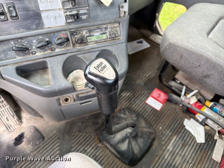 image for item DT3012 2003 Freightliner Columbia semi truck