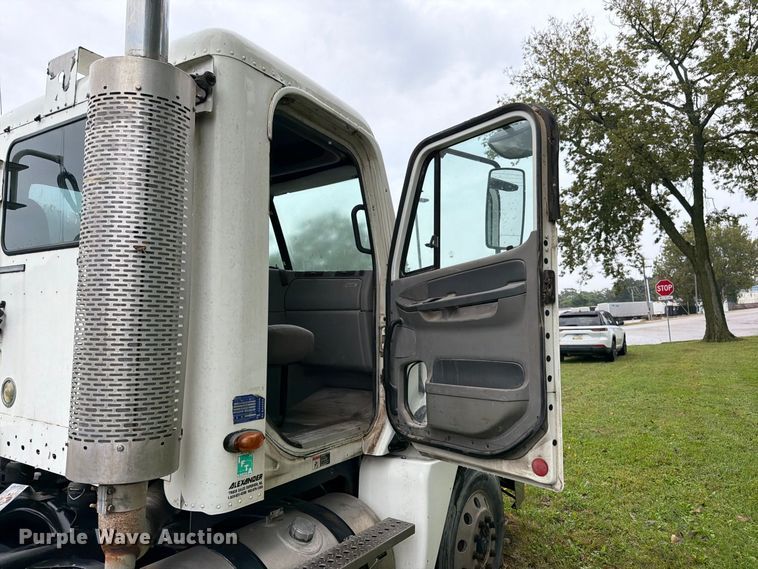 image for item DT3012 2003 Freightliner Columbia semi truck