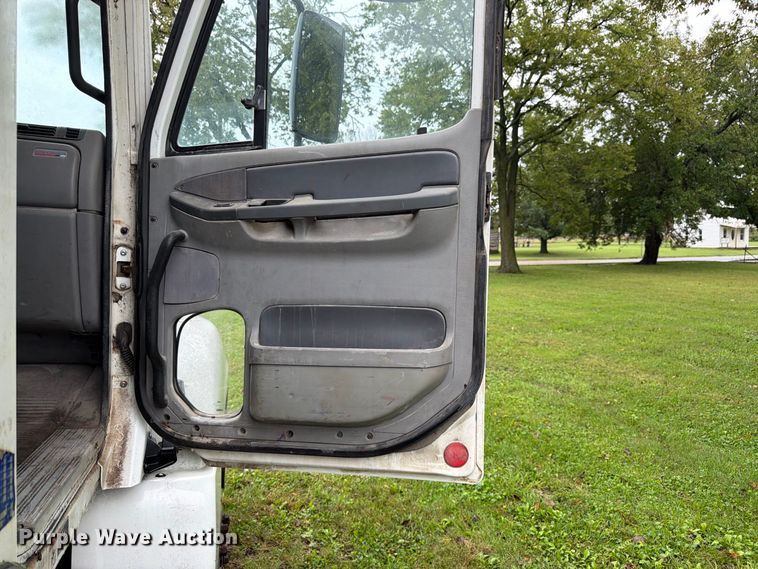 image for item DT3012 2003 Freightliner Columbia semi truck