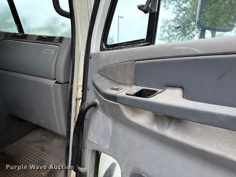 image for item DT3012 2003 Freightliner Columbia semi truck