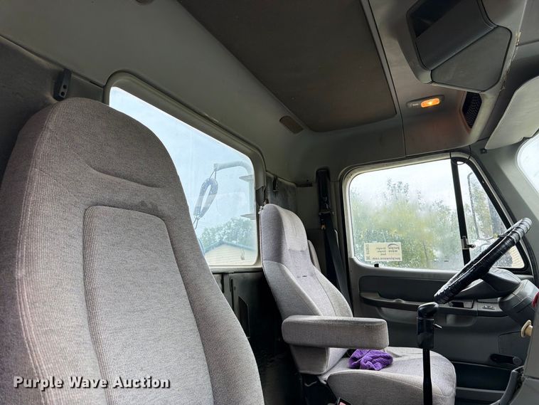 image for item DT3012 2003 Freightliner Columbia semi truck
