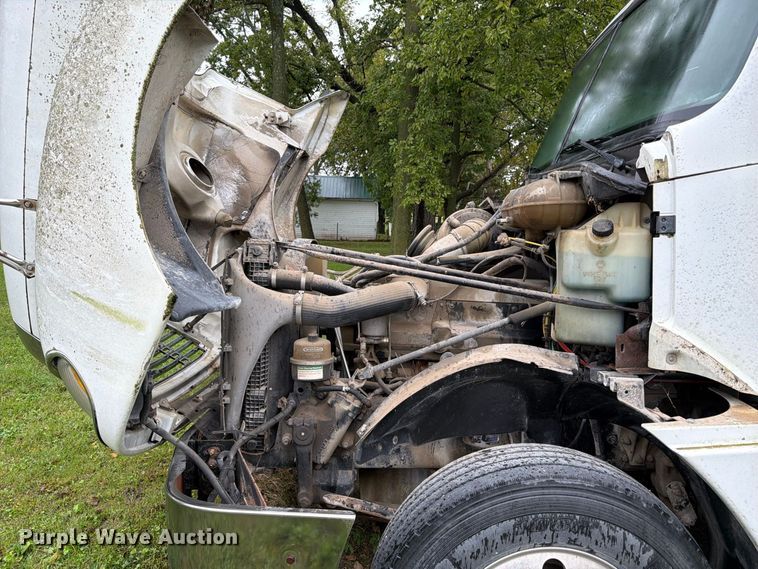 image for item DT3012 2003 Freightliner Columbia semi truck