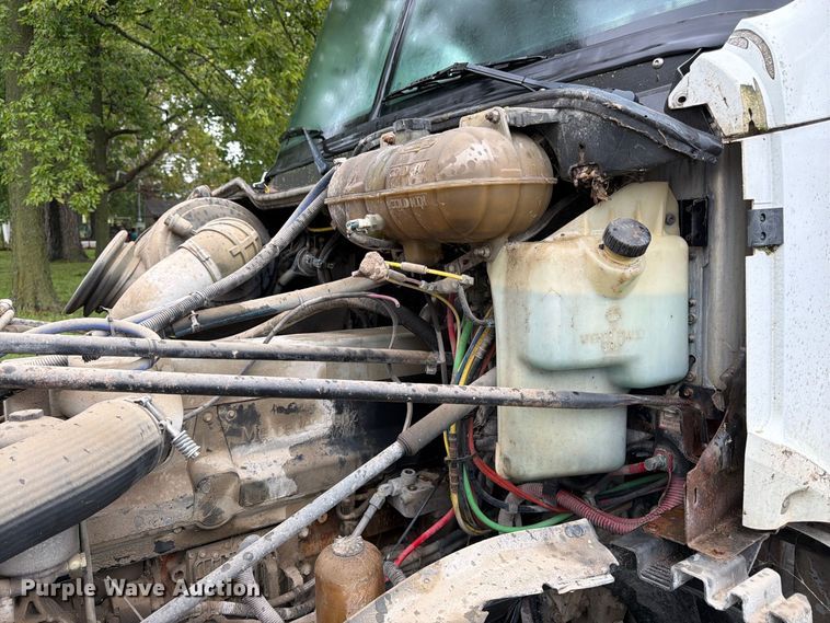 image for item DT3012 2003 Freightliner Columbia semi truck
