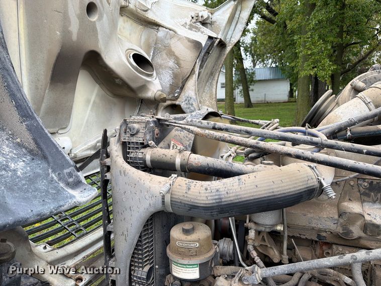 image for item DT3012 2003 Freightliner Columbia semi truck