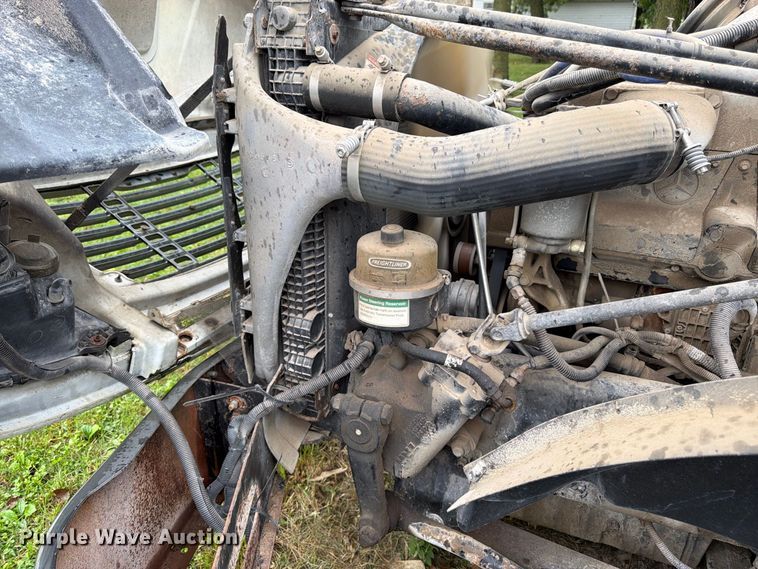 image for item DT3012 2003 Freightliner Columbia semi truck