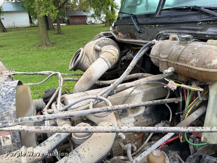 image for item DT3012 2003 Freightliner Columbia semi truck