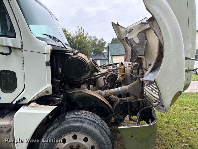 image for item DT3012 2003 Freightliner Columbia semi truck