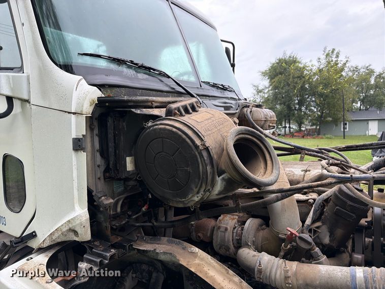 image for item DT3012 2003 Freightliner Columbia semi truck