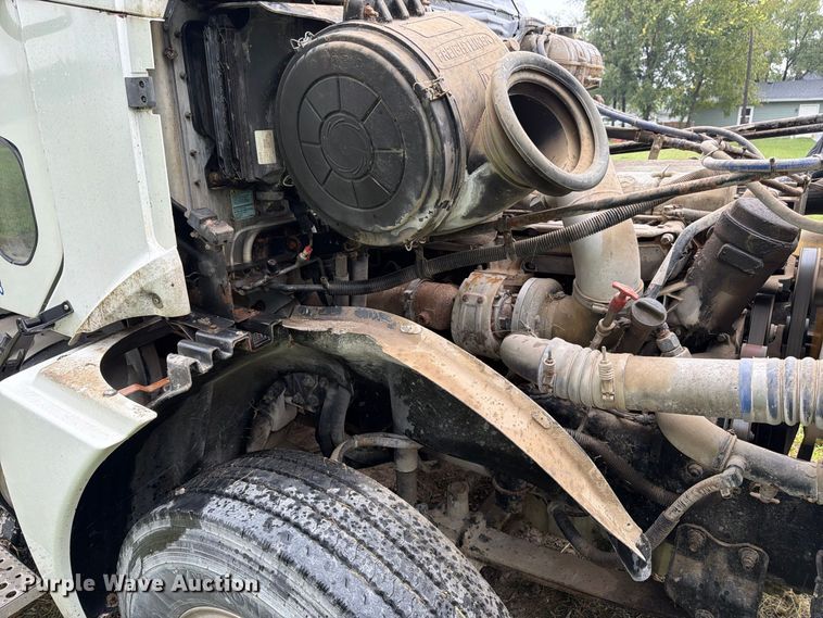 image for item DT3012 2003 Freightliner Columbia semi truck