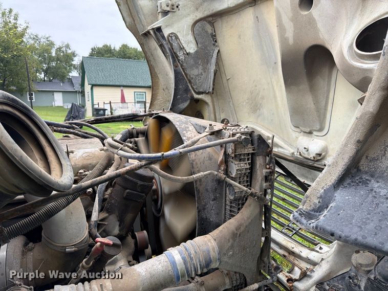 image for item DT3012 2003 Freightliner Columbia semi truck