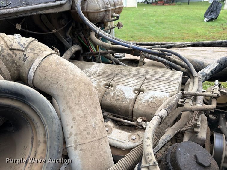 image for item DT3012 2003 Freightliner Columbia semi truck