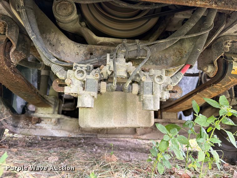 image for item DT3012 2003 Freightliner Columbia semi truck