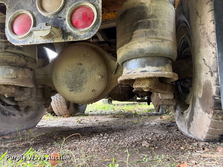 image for item DT3012 2003 Freightliner Columbia semi truck