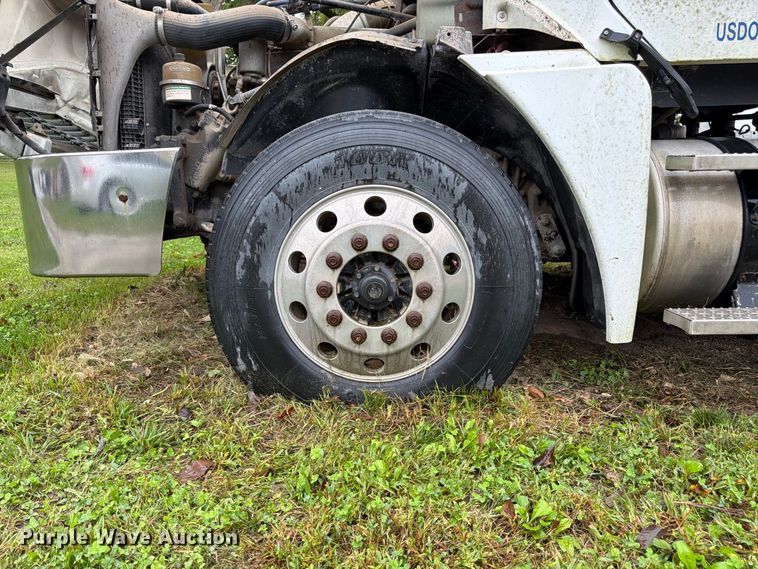 image for item DT3012 2003 Freightliner Columbia semi truck