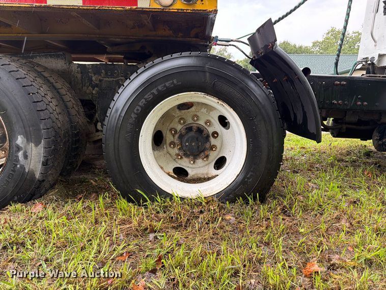 image for item DT3012 2003 Freightliner Columbia semi truck