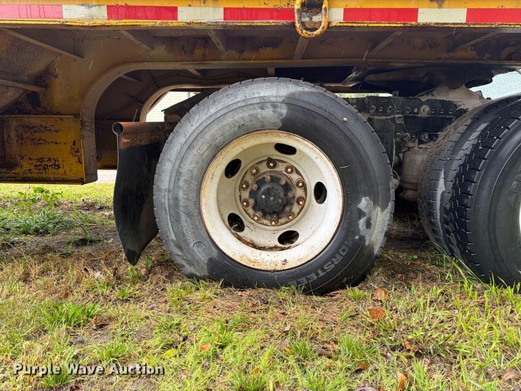 image for item DT3012 2003 Freightliner Columbia semi truck