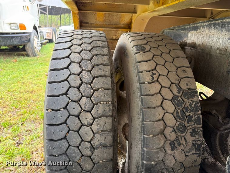 image for item DT3012 2003 Freightliner Columbia semi truck