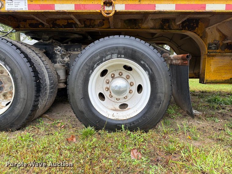 image for item DT3012 2003 Freightliner Columbia semi truck