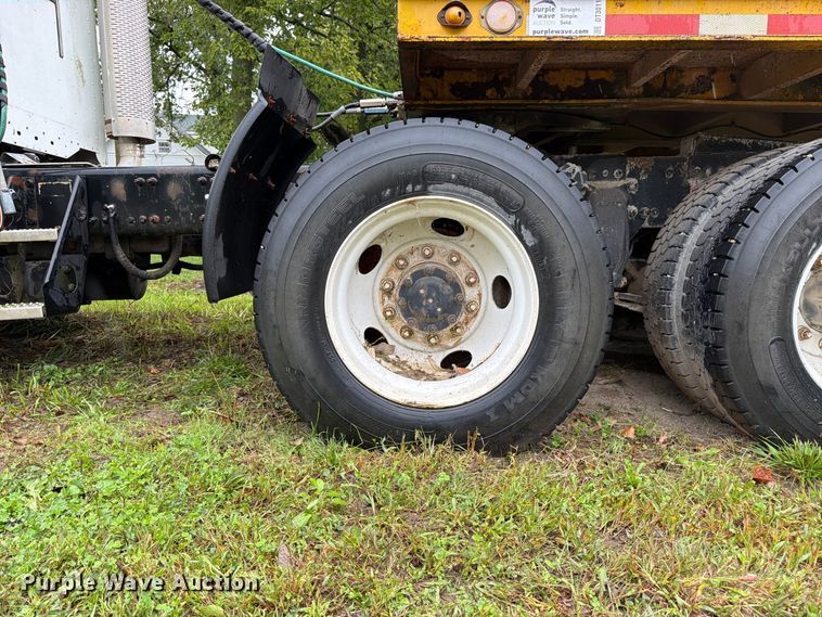 image for item DT3012 2003 Freightliner Columbia semi truck