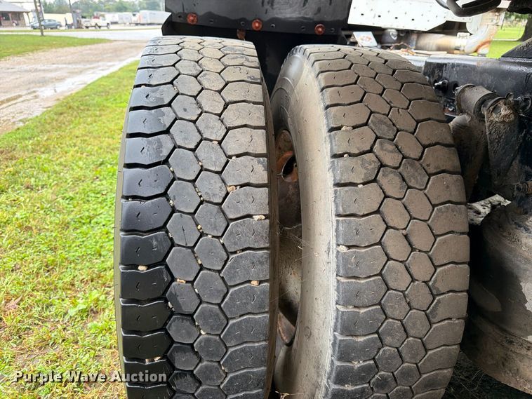 image for item DT3012 2003 Freightliner Columbia semi truck