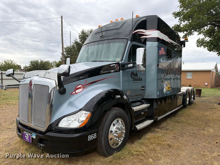 image for item DV8677 2017 Kenworth T680 semi truck