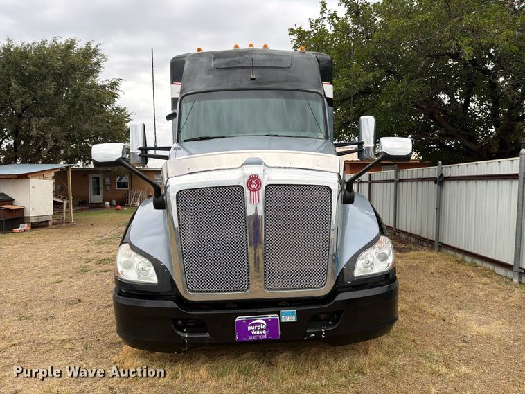 image for item DV8677 2017 Kenworth T680 semi truck