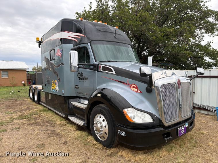 image for item DV8677 2017 Kenworth T680 semi truck