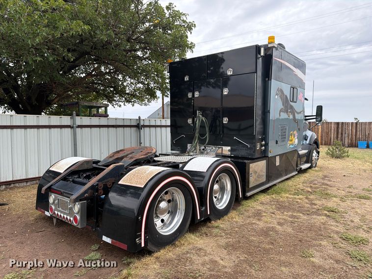 image for item DV8677 2017 Kenworth T680 semi truck