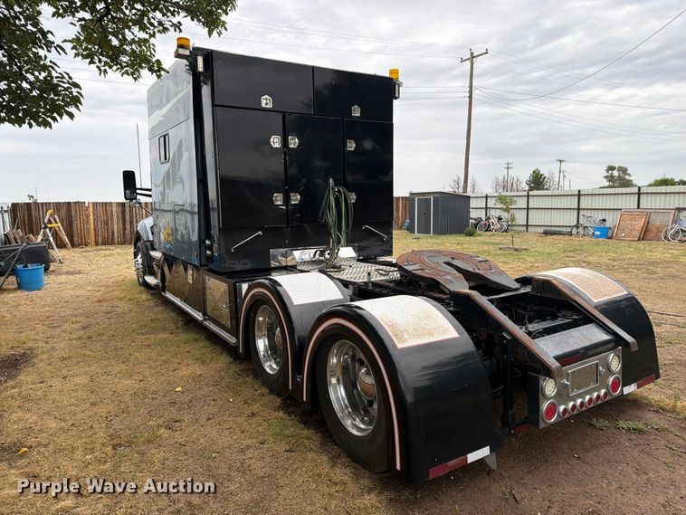 image for item DV8677 2017 Kenworth T680 semi truck