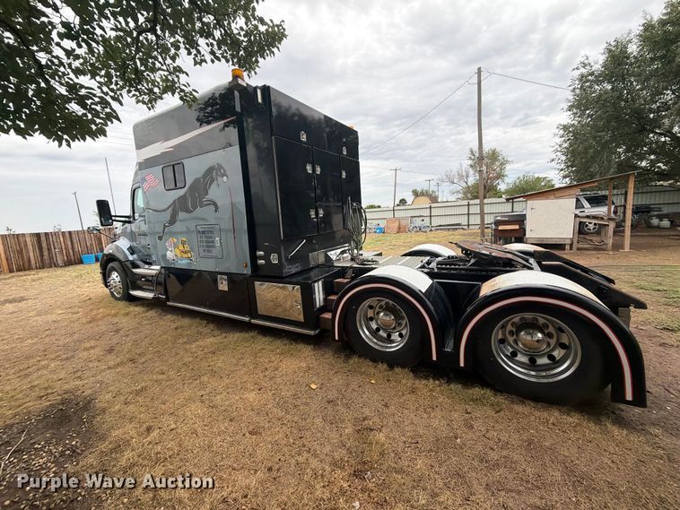 image for item DV8677 2017 Kenworth T680 semi truck
