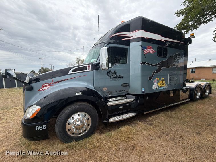 image for item DV8677 2017 Kenworth T680 semi truck